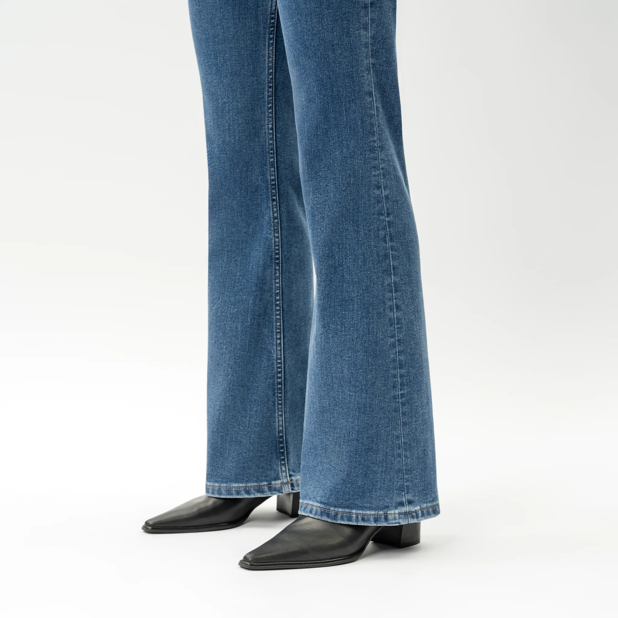 Bootcut ComfortDenim⢠Jeans - Image 9