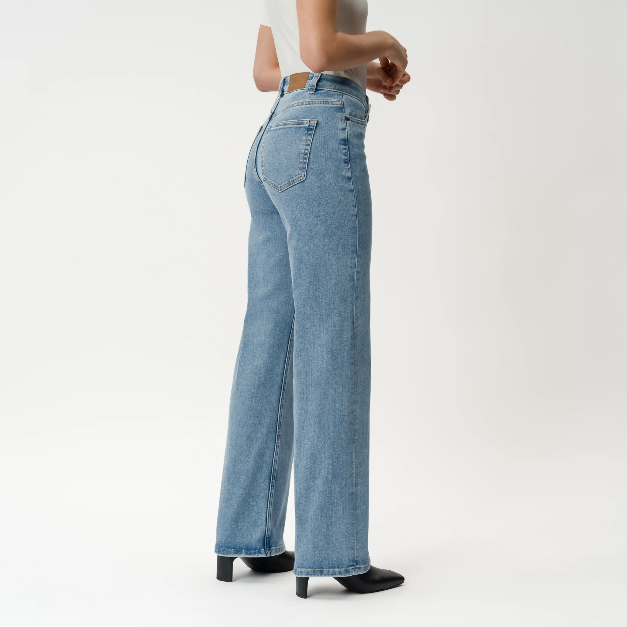 Relaxed ComfortDenim™ Jeans - Image 9